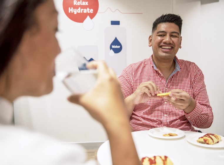 Donors Joe and Faye having snacks after donating blood